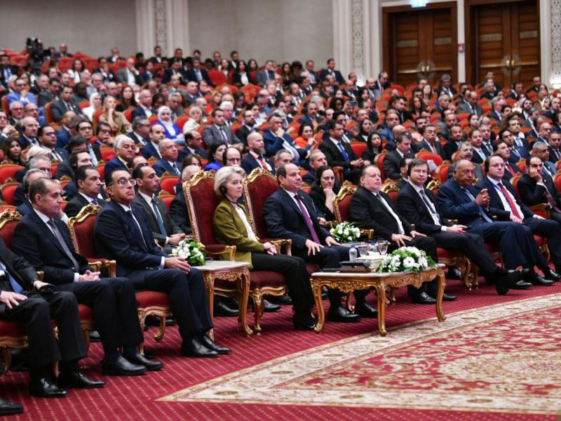 السيسي يصبر الشعب المصري ويحييهم