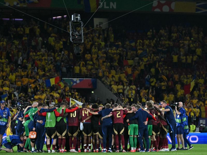 لاعبو بلجيكا يحتفلون بفوزهم المهم على رومانيا (Photo by JAVIER SORIANO / AFP)