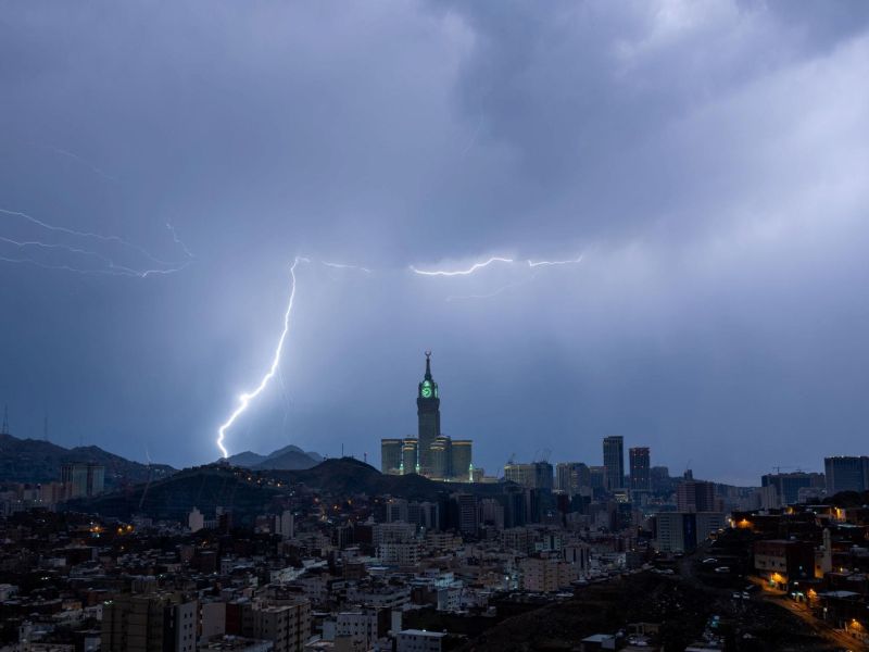 الرياح تتسبب في أزمة في مكة وجازان