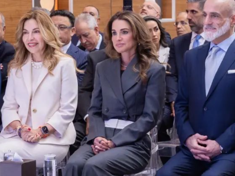 الملكة رانيا ببدلة شبابية وحيوية للغاية باللون الرمادي....شاهدوا أناقتها