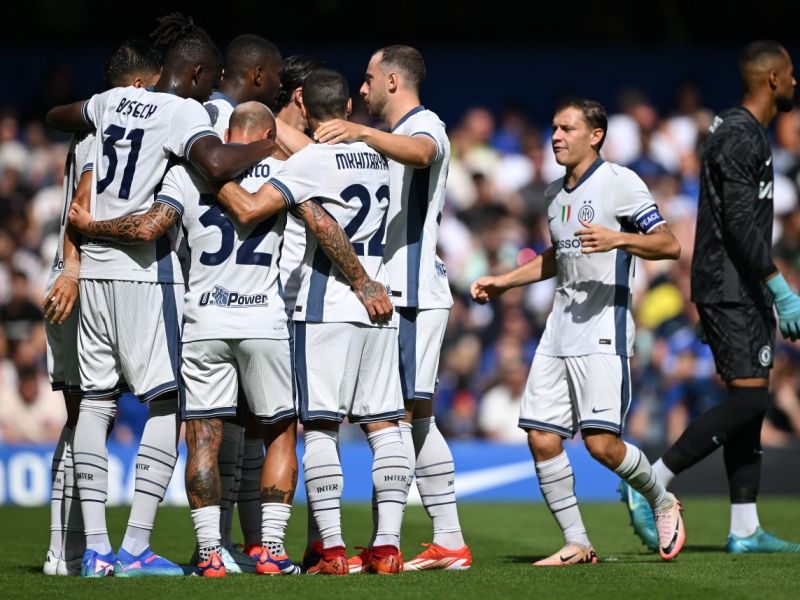 Inter Milan's French forward #09 Marcus Thuram is mobbed by teammates after scoring the opening goal during the pre-season friendly football match between Chelsea and Inter Milan at the Stamford Bridge stadium in London on August 11, 2024. (Photo by JUSTIN TALLIS / AFP)