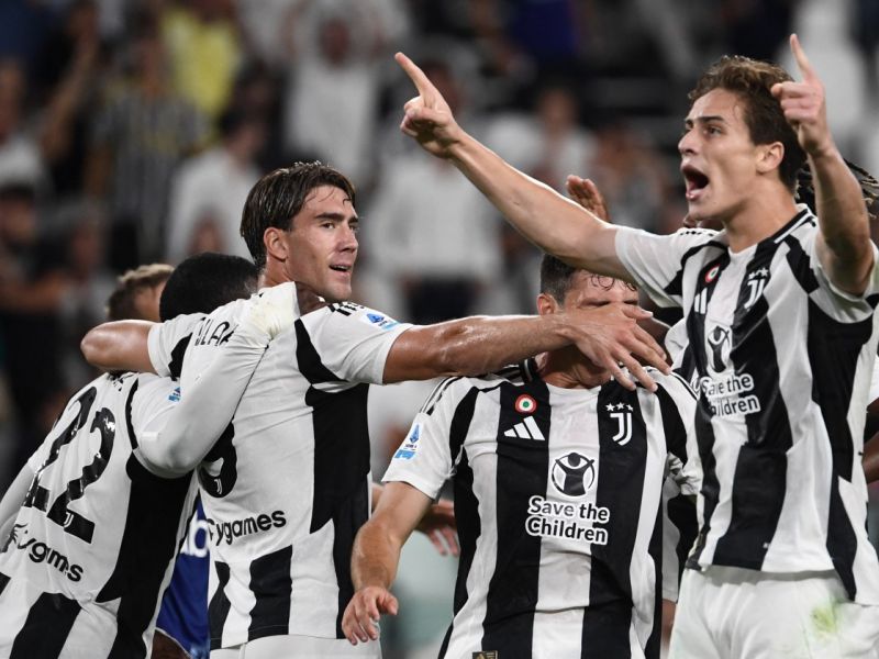 Juventus' US midfielder #22 Timothy Weah (L) celebrates with Juventus' Serbian forward #09 Dusan Vlahovic (2nd L) after scoring his team' second goal during the Italian Serie A football match between Juventus and Como at The Allianz Stadium in Turin on August 19, 2024. (Photo by Isabella BONOTTO / AFP)