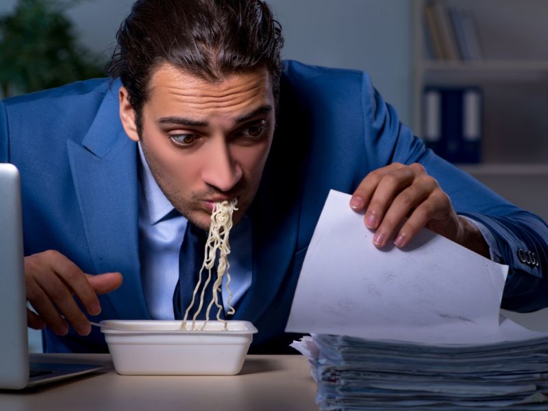 3 عناصر غذائية أساسية يفتقر إليها موظفو المكاتب 