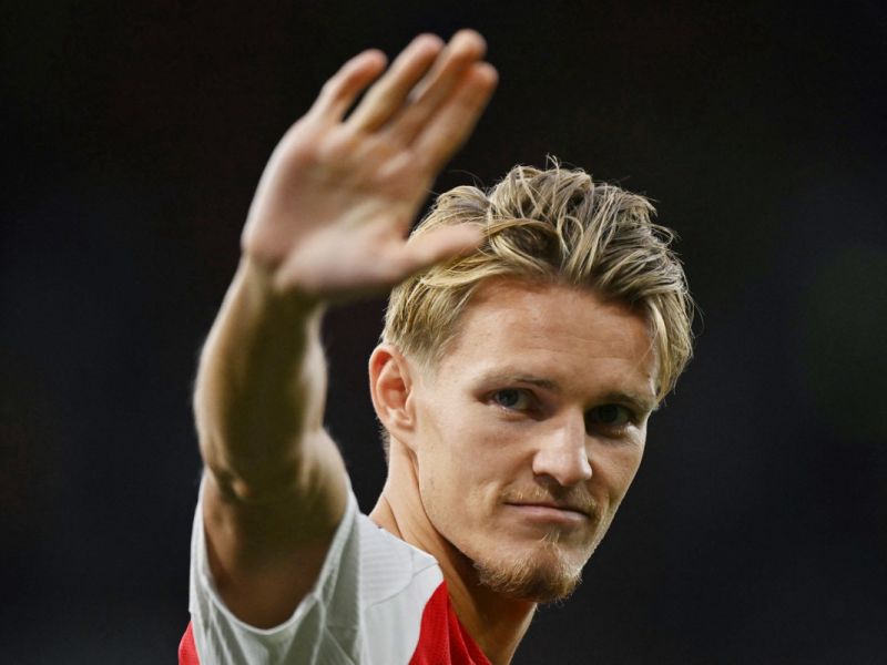 Arsenal's Norwegian midfielder #08 Martin Odegaard waves to supporters at the end of the pre-season friendly football match between Arsenal and Bayer 04 Leverkusen at the Emirates Stadium in London on August 7, 2024. (Photo by Glyn KIRK / AFP)
