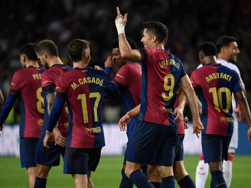 ليفاندوفسكي يقود برشلونة لاكتساح إشبيلية (Photo by Josep LAGO / AFP)