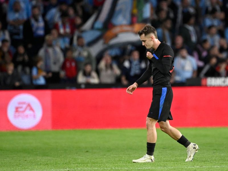 كاسادو يغادر الملعب بعد طرده (Photo by MIGUEL RIOPA / AFP)