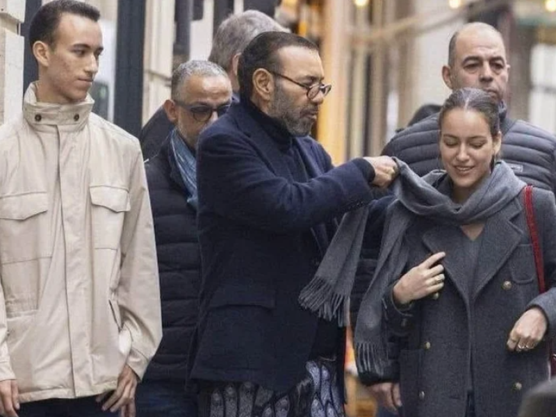 ملك المغرب يتألق بعفويته في شوارع باريس برفقة الأمير الحسن والأميرة لالة خديجة
