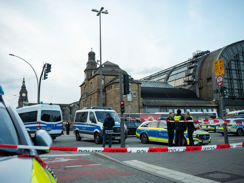 18 injured in knife attack by woman at Hamburg train station