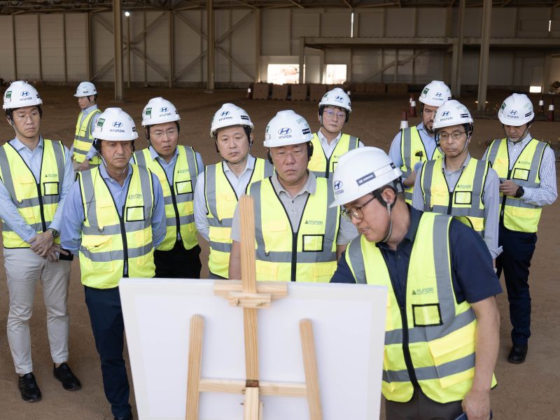 الرئيس التنفيذي لمجموعة هيونداي موتور، أويسون تشونغ، يلتقي صاحب السمو الملكي ولي العهد، ويستعرض بناء المصنع الجديد واستراتيجية نمو المجموعة