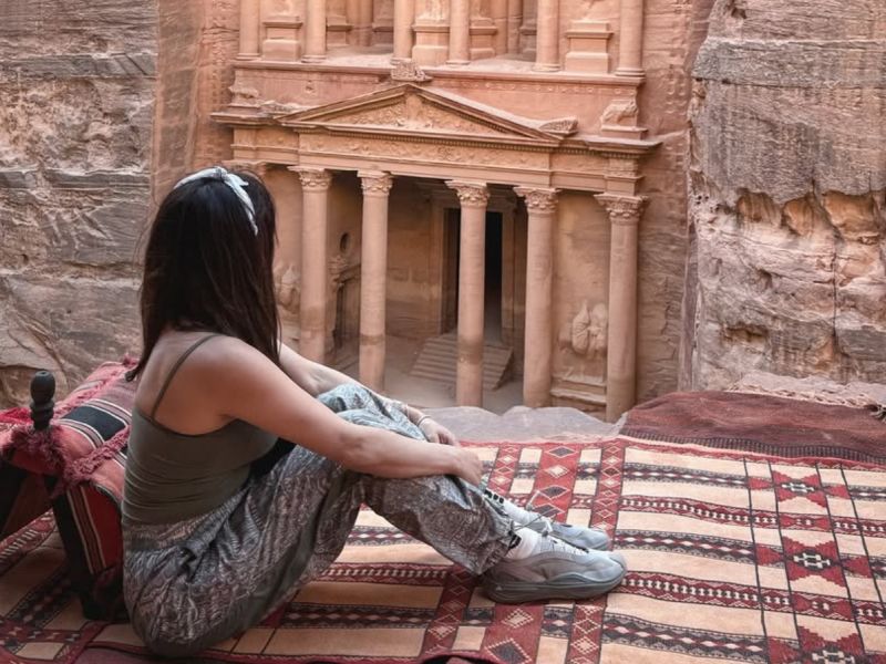 كندا حنا تخطف الأنظار بإطلالة مريحة وجذابة في مدينة البتراء الأردنية