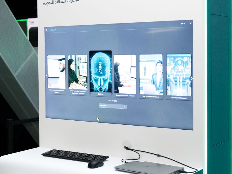 أطلقت شركة الإمارات للطاقة النووية بالتعاون مع شركة بريسايت الرائدة عالمياً في مجال الذكاء الاصطناعي وتحليل البيانات الضخمة، منصة ذكاء اصطناعي مستقلة ومتقدمة باسم ENECIQ، والتي تم تصميمها لتسريع عملية تطوير الرؤى واتخاذ القرارات وتبادل المعارف في الشركة.  وتعد منصة الذكاء الاصطناعي الجديدة خطوةً مهمةً في مسيرة التحول الرقمي المتواصلة لشركة الإمارات للطاقة النووية، مما يعكس التزامها بالاستفادة من التقنيات المتقدمة لتعزيز الكفاءة في جميع أقسامها. تم تصميم هذه المنصة لدمج الذكاء الاصطناعي بشكل آمن عبر أنظمة ال