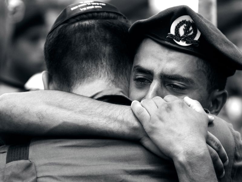 لا تفوت: مشاهد لانتشال رفات الجنود من قلب الأنفاق