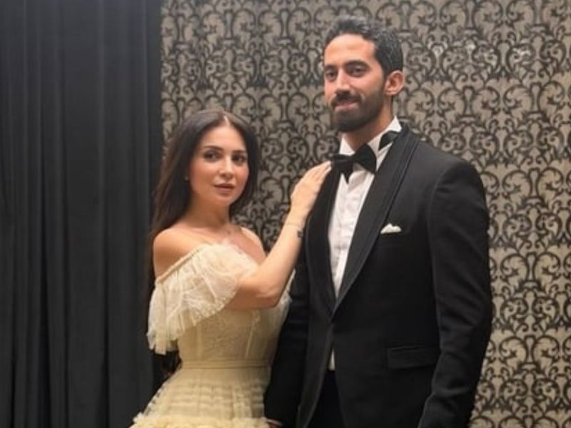 بإطلالة من الدانتيل: مي عز الدين تحتفل بعقد قرانها على دكتور تغذية