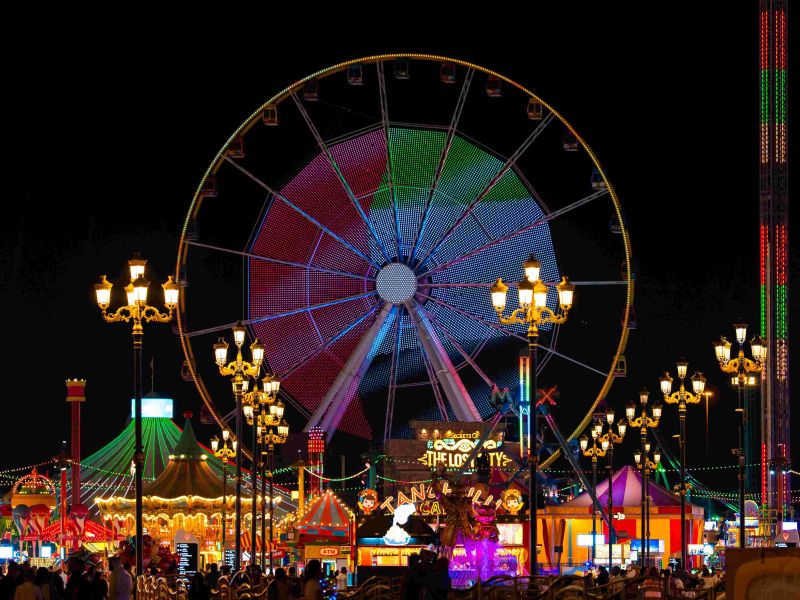 القرية العالمية تحتفي بعيد الاتحاد الـ54 وسط أجواء مفعمة بالألوان والعروض والاحتفالات