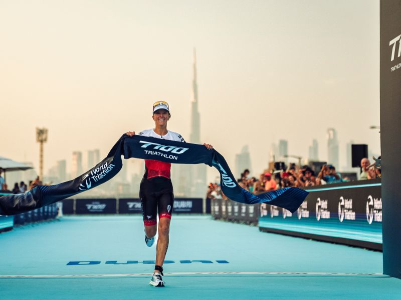 الأميركي بيرسون والسويسرية ديرون بطلا المحترفين في "ترايثلون دبي T100"