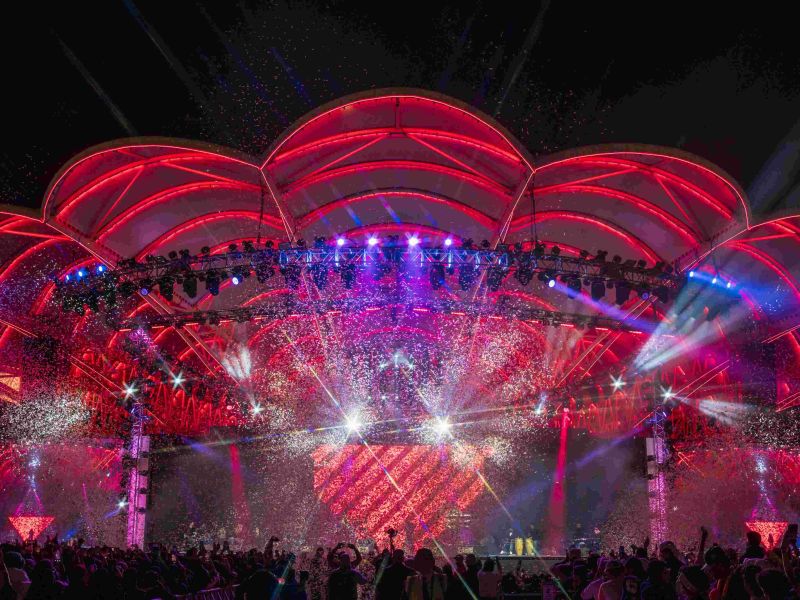 القرية العالمية ترفع إيقاع الحماس مع حفل "كي-لاود" على المسرح الرئيسي