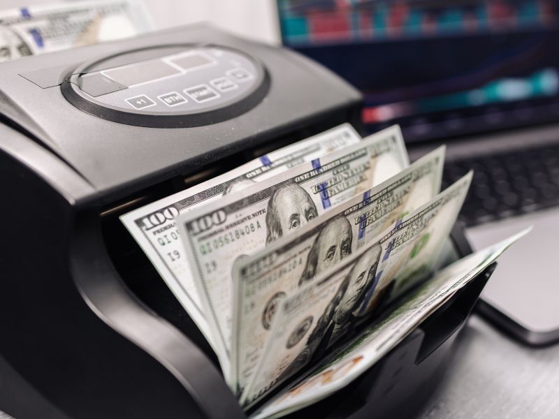 مصادر: تحويلات المصريين بالخارج وتراجع الفائدة على الجنيه عززا المدخرات بالعملات الأجنبية