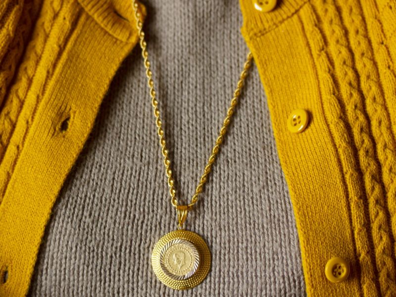 كيف ترتدين الذهب بأناقة خلال فصل الشتاء؟