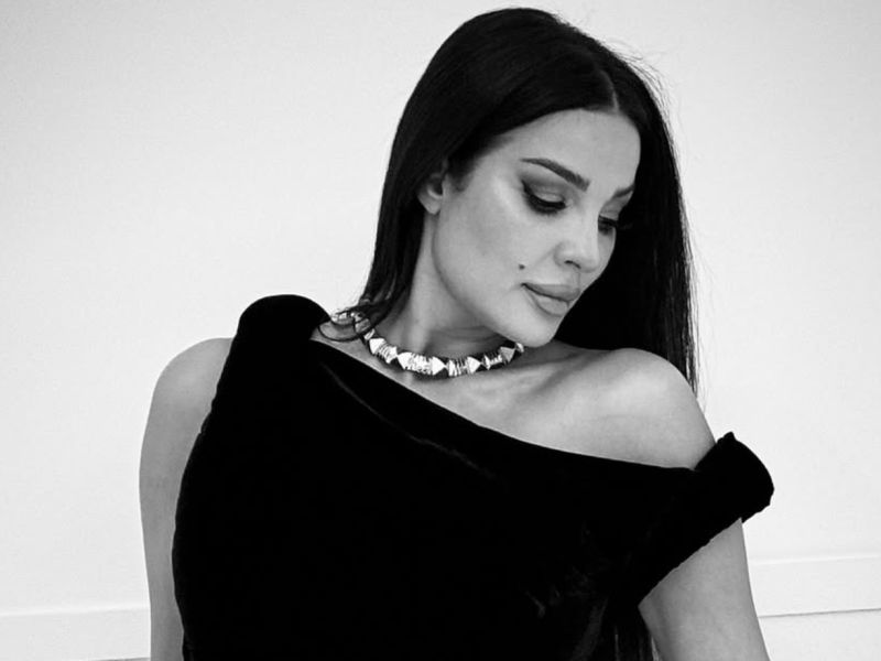 نادين نجيم تتألق بإطلالة سوداء في حفل مجوهرات مارلي بالرياض