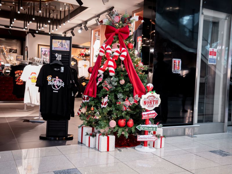 أجواء موسم الأعياد تحلق في مطار دبي الدولي مع تجربة تنبض بالبهجة لمسافري الشتاء