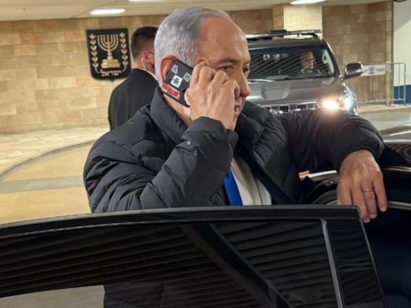 ‏كاميرا هاتف نتنياهو المحمول مغطاة بشريط لاصق‏