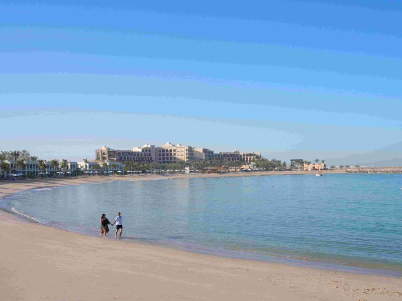 الحب على شاطئ البحر: منتجع ريكسوس المعيريض ملاذٌ لعيد الحب في رأس الخيمة