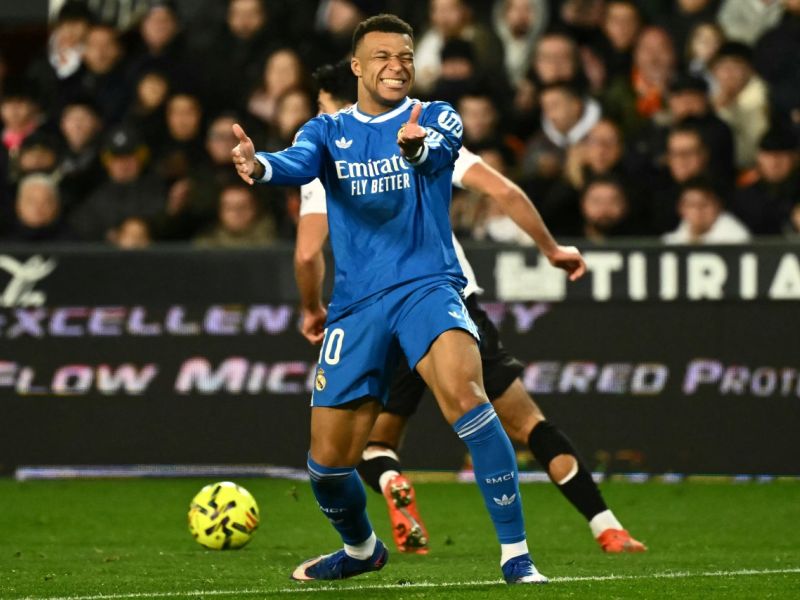 حوار مبابي مع الحكام يخطف الأضواء في مباراة فالنسيا