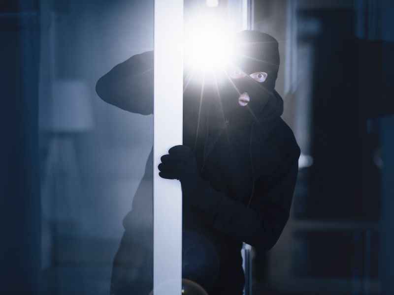 سقوط مفاجئ من الطابق العاشر يثير ذعر سكان عمارة سكنية