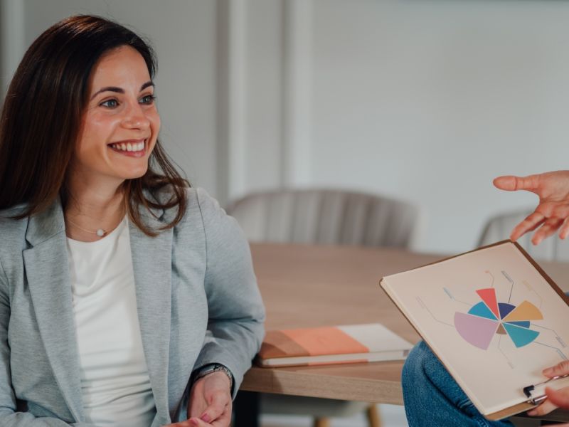 أفكار تنسيق البليزر بأسلوب أنيق ومريح للمرأة العاملة