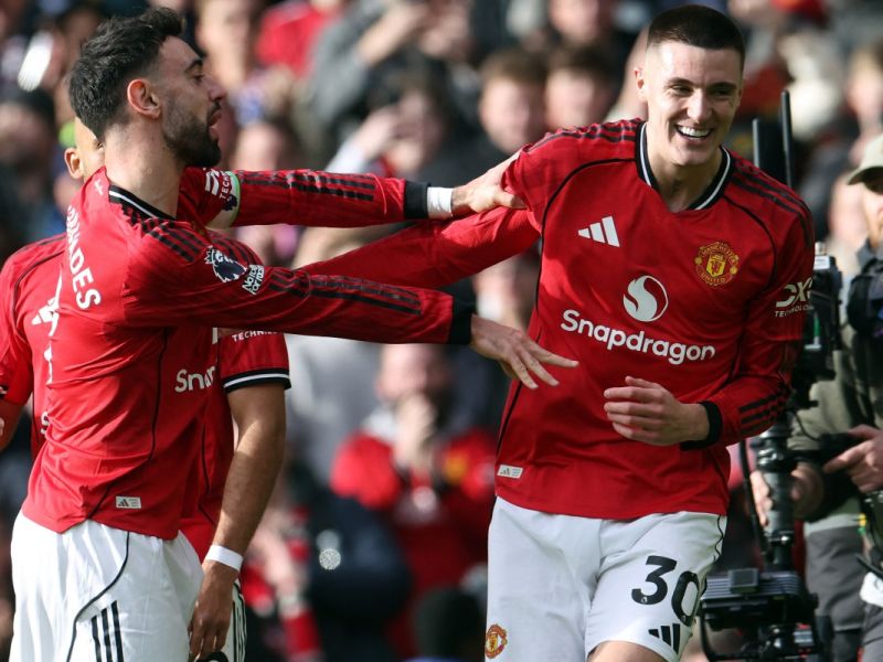 سيسكو يخطف الأضواء في أولد ترافورد