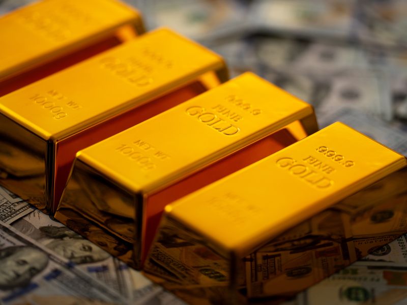 الدولار القوي يدفع الذهب لمزيد من التراجع