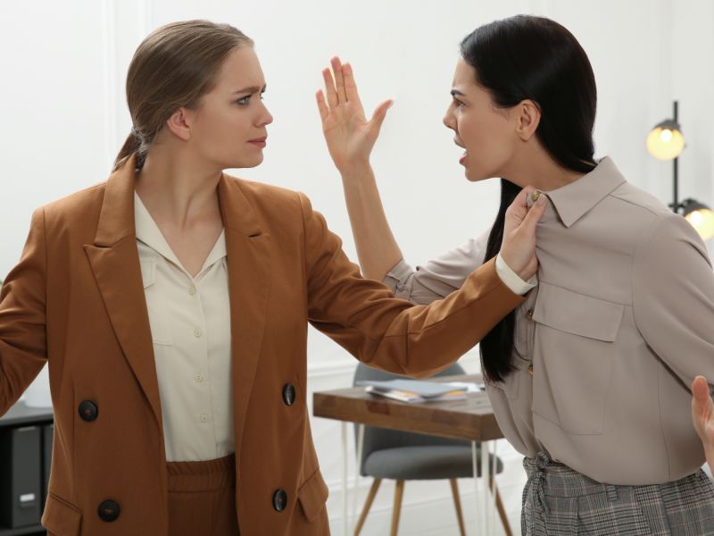 العنف غير المرىء في بيئة العمل