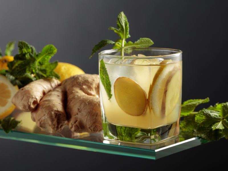 مشروب الزنجبيل والنعناع والليمون: حل طبيعي لتخفيف آلام الدورة