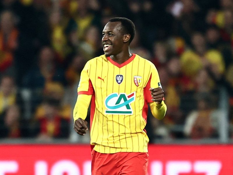 سعود عبد الحميد يواصل التألق ويقود لانس نحو المجد