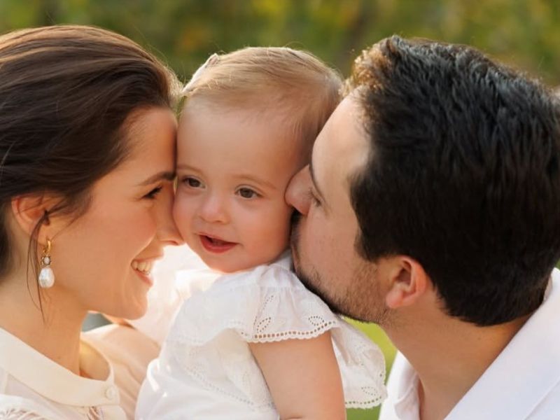 بصورة عائلية مميزة.. الأمير الحسين يهنئ الأميرة رجوة بعيد ميلادها الـ32