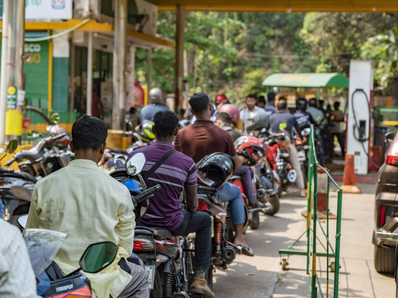 نجلادش – 24 مارس 2026: مئات الدراجات النارية تصطف أمام محطة وقود في مدينة شيتاغونغ وسط نقص في إمدادات الوقود على مستوى البلاد.