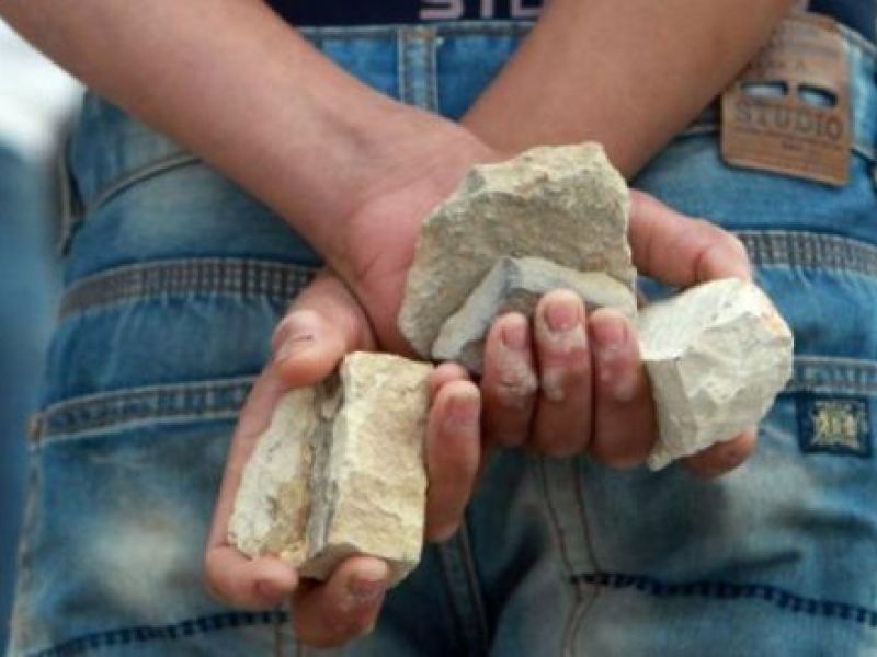 تفسير حلم شخص يرميني بالحجارة ولم يصبني
