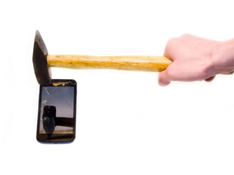 تفسير حلم كسر الهاتف والبكاء عليه للعزباء