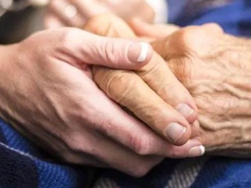 تفسير حلم موت الأم وهي على قيد الحياة والبكاء عليها