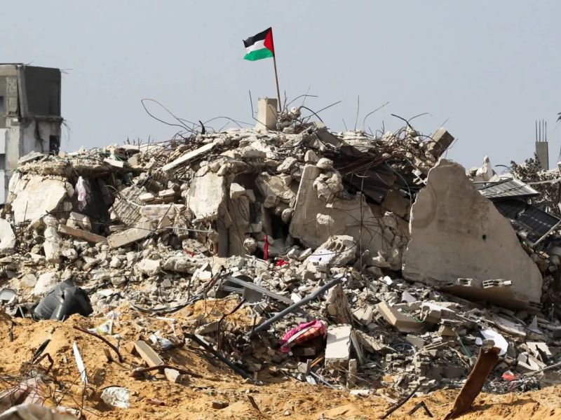 علم فلسطين فوق الركام
