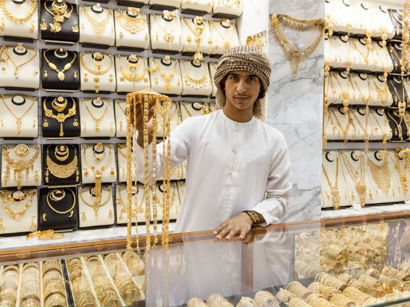 الذهب يستقر قرب أعلى مستوى