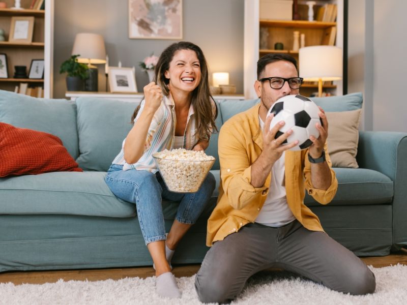 كيف تجعل الزوجة أجواء كأس العالم ممتعة لزوجها بدون ملل؟