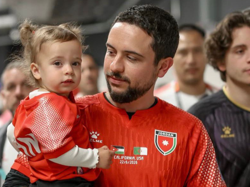 بقميص المنتخب الأردني.. طفلة القصر الهاشمي تخطف الأنظار