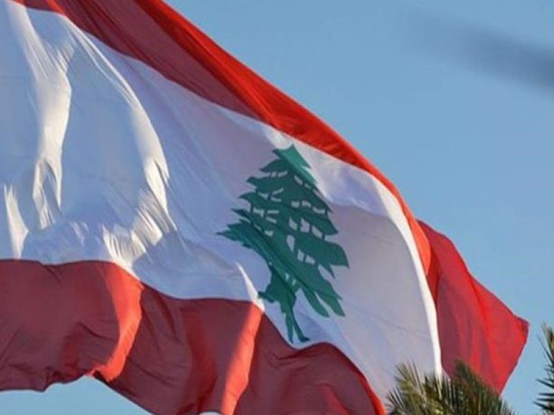 العلم اللبناني يرفرف في الهواء في مشهد يرمز إلى التطورات السياسية والأمنية المرتبطة بوقف إطلاق النار في لبنان