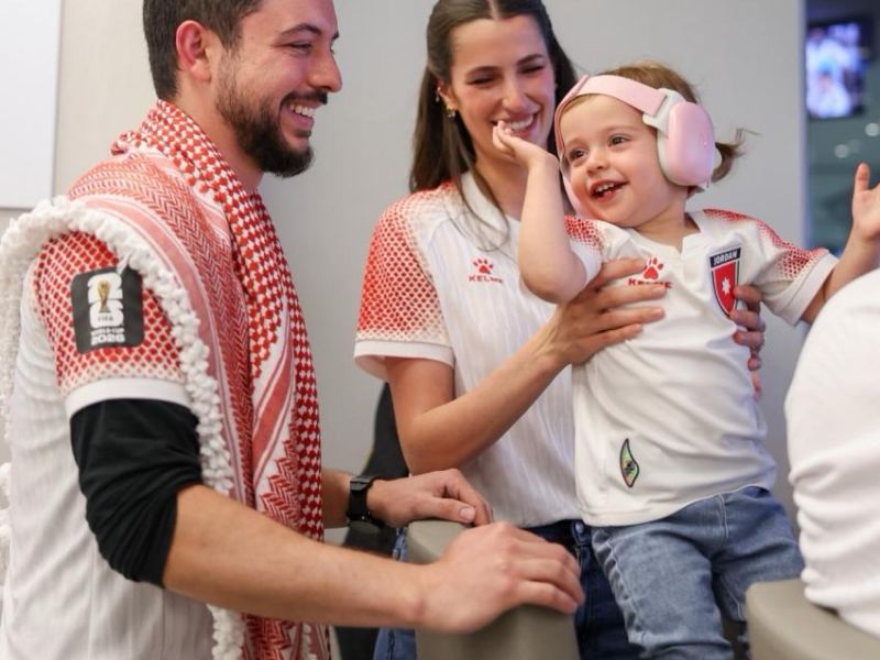 الأميرة إيمان بنت الحسين خلال حضورها مباراة المنتخب الأردني والأرجنتيني مرتدية قميص النشامى في أجواء عائلية مميزة