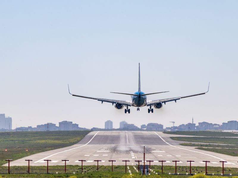 طائرة ركاب تقترب من مدرج المطار للهبوط
