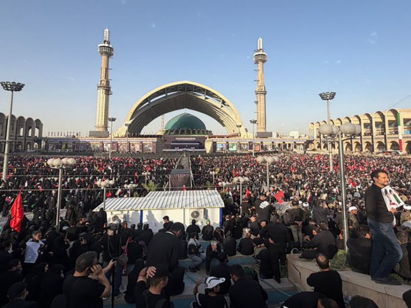 وصول جثمان علي خامنئي إلى مطار النجف ضمن مراسم التشييع الرسمية.