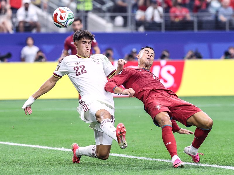 باو كوبارسي مدافع إسبانيا سيطر على كريستيانو رونالدو نجم البرتغال خلال منافسات كأس العالم 2026
