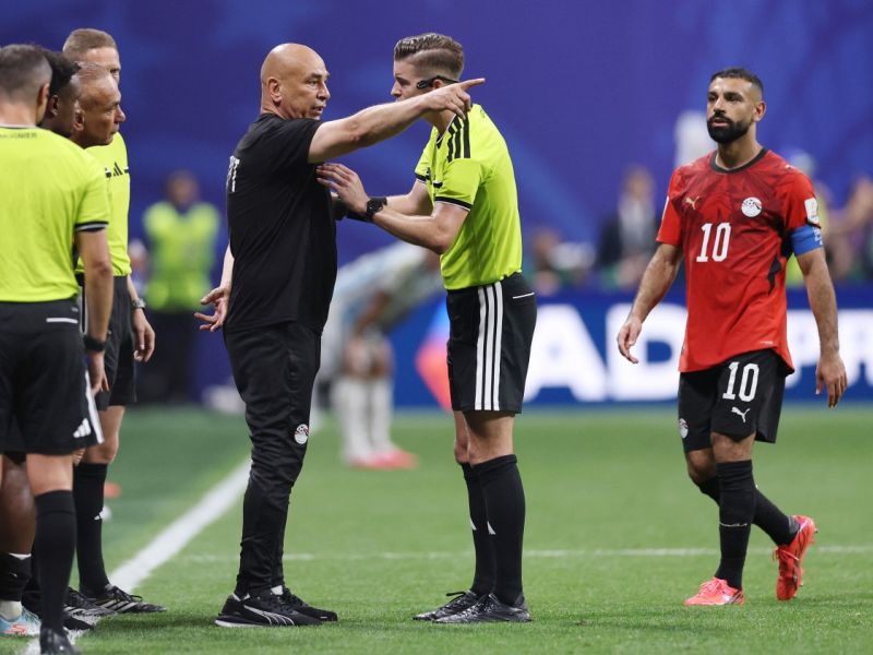 Egypt's coach argues with referee in Argentina vs Egypt quarter final match of 2026 FIFA World Cup