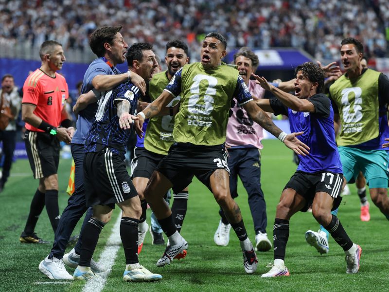 فرحة منتخب الأرجنتين بالفوز على إنجلترا في نصف نهائي كأس العالم 2026